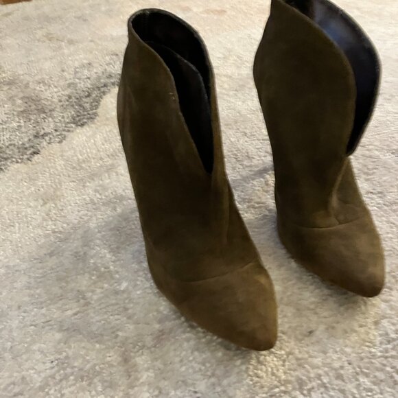 Express olive green suede open front booties. 4” heel - Picture 3 of 7